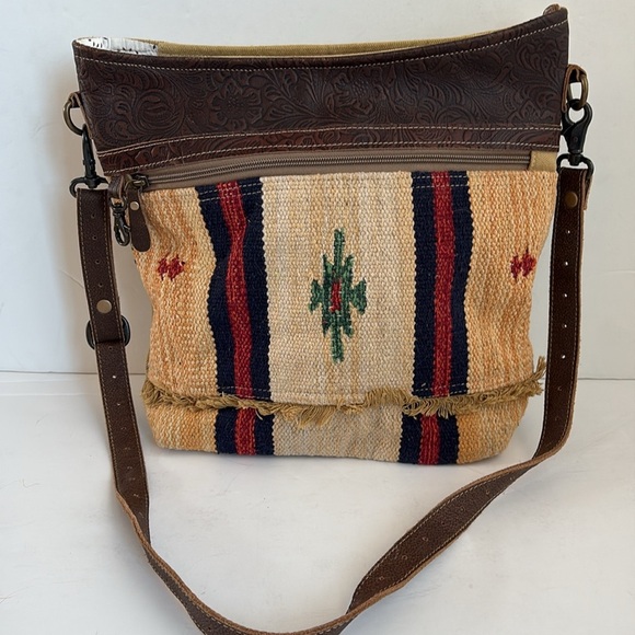 Myra Fragrant Yellow Shoulder Bag crossbody SW rug design embossed leather - Picture 5 of 16